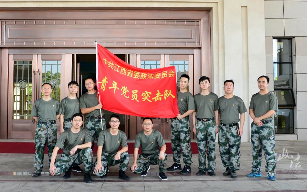 汛情如令扣心弦,冲锋一线担使命.